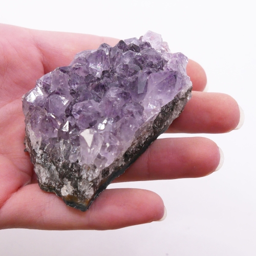 Okaz kolekcjonerski – duża szczotka krystaliczna naturalnego ametystu.