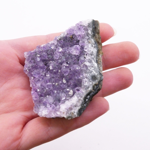 Głęboki, fioletowy kolor naturalnych kryształów w szczotce ametystowej.