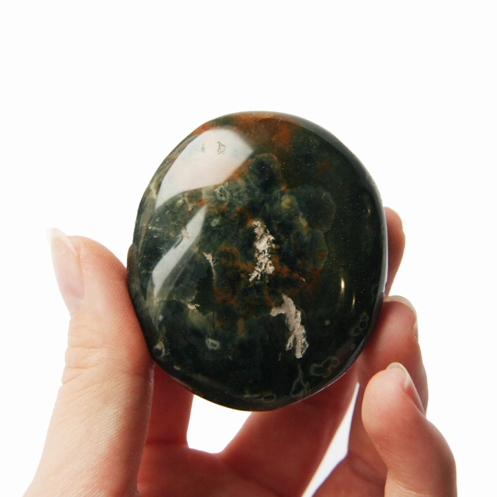 Wypolerowany kamień naturalny jaspis w kształcie owalu.