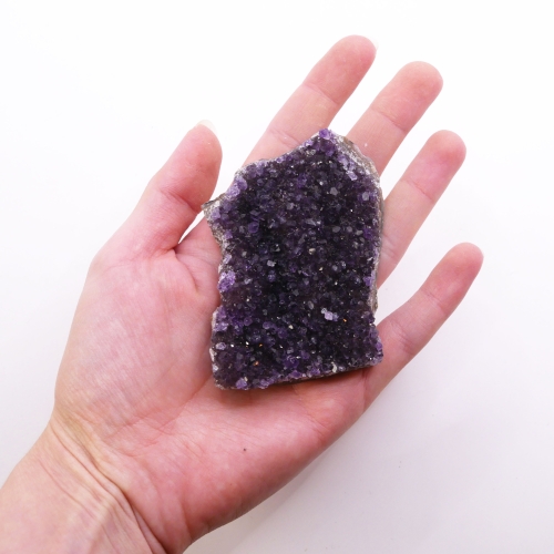 Kryształy ametystu nr 046 – zbliżenie na lśniące płaszczyzny i nasycony kolor wewnątrz druzy.