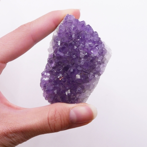 Kryształy ametystu nr 047 – zbliżenie na lśniące płaszczyzny i nasycony kolor wewnątrz druzy.