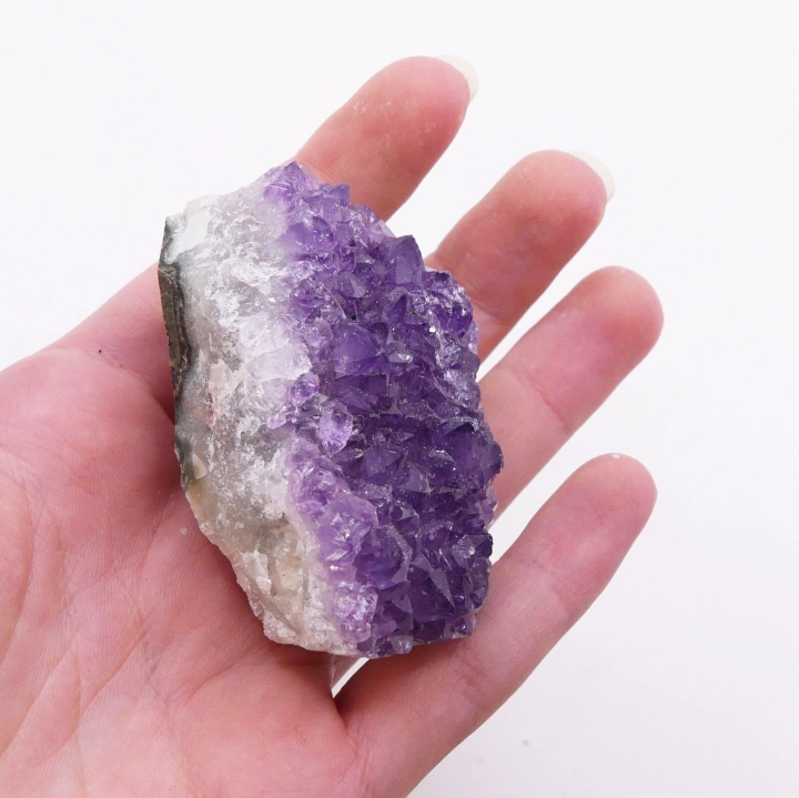 Ametystowa szczotka krystaliczna – widok na stabilną, surową podstawę skalną i wyrastające z niej kryształy.