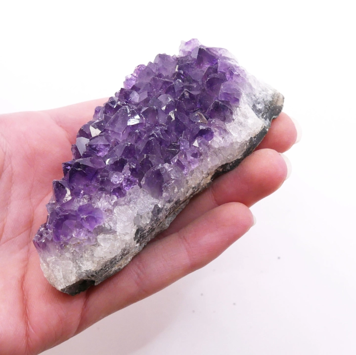 Kryształy ametystu nr 048 – zbliżenie na lśniącą strukturę i głęboki, nasycony fiolet minerału.