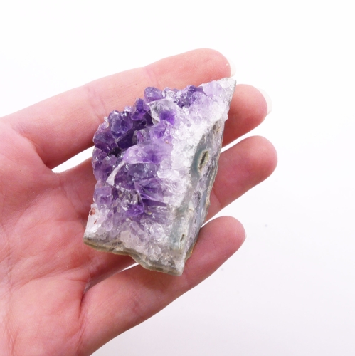 Kryształy ametystu nr 049 – zbliżenie na fioletową barwę i geometryczne zakończenia krystaliczne.