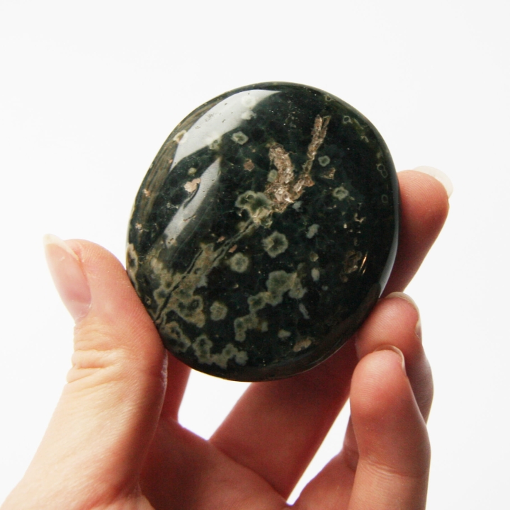 Polerowany jaspis w owalnym kształcie.