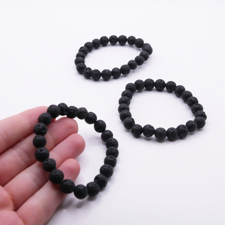 Zbliżenie na strukturę lawy wulkanicznej – widoczne naturalne pory i matowe wykończenie kamienia.