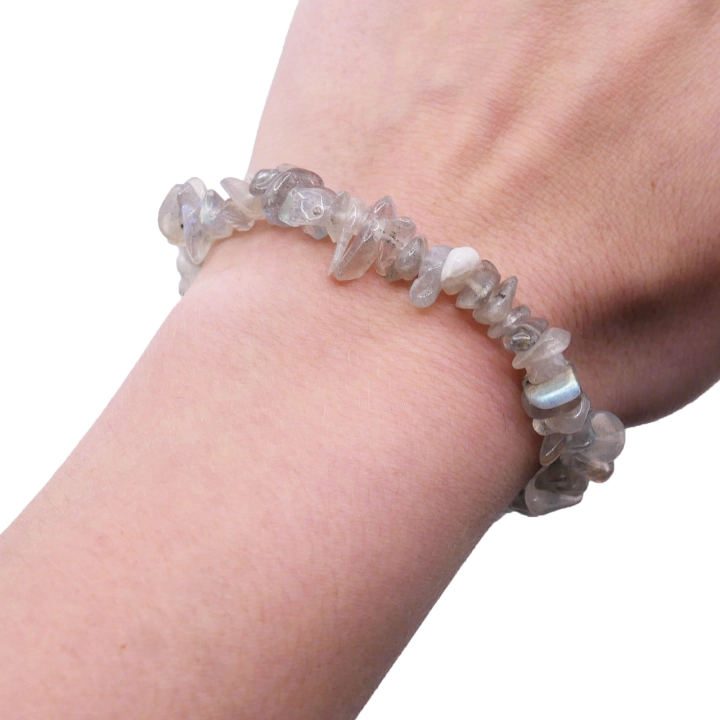 Bransoletka z kamienia księżycowego sieczka – mleczno-białe, nieregularne bryłki o perłowym blasku.