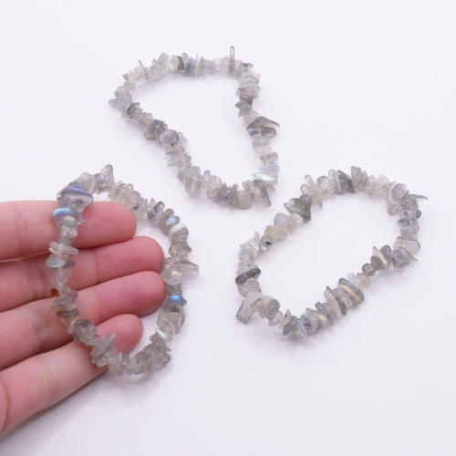 Kamień księżycowy sieczka na gumce – zbliżenie na efekt adularescencji i błękitne refleksy.