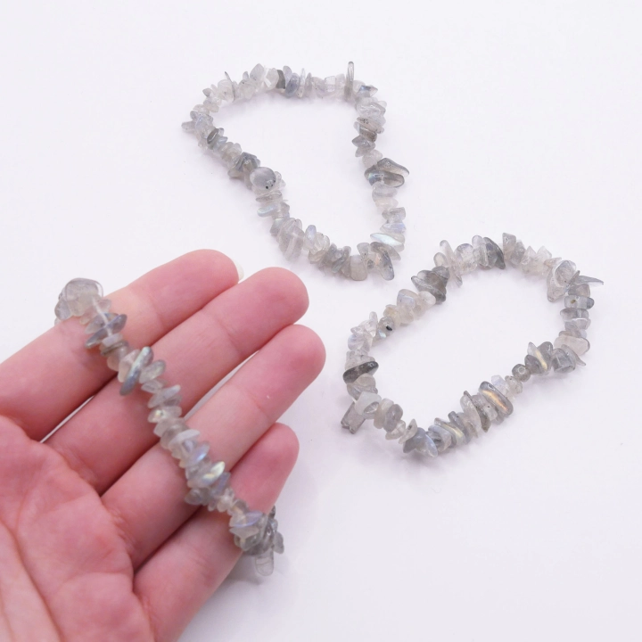 Subtelna bransoletka 18 cm z kamieni naturalnych – nieregularne formy typu sieczka na nadgarstku.