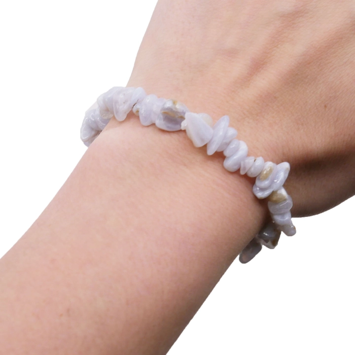 Bransoletka z chalcedonu sieczka – delikatne, niebieskawe i szare bryłki na elastycznej gumce.