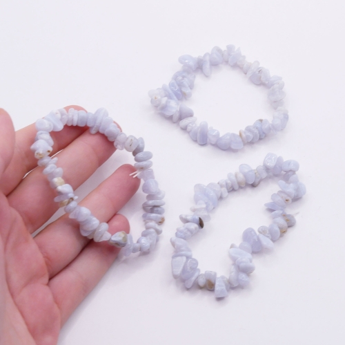 Chalcedon sieczka zbliżenie – nieregularne kamienie naturalne o subtelnym, woskowym połysku.