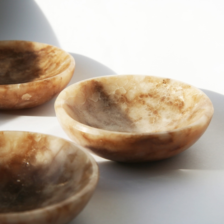 Kamienne miski z aragonitu.