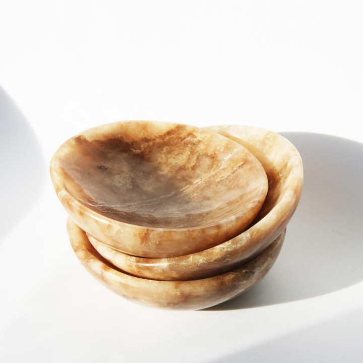 Miski z kamieni szlachetnych i minerałów.