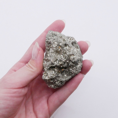 Zbliżenie na metaliczny połysk i złotą barwę naturalnego pirytu.