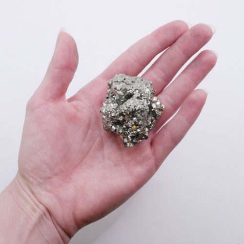 Zbliżenie na mosiężno-złotą powierzchnię minerału z widocznym metalicznym połyskiem.