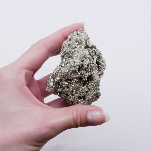 Zbliżenie na surową strukturę i naturalne krawędzie minerału pirytu.