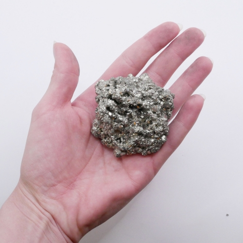 Zbliżenie na metaliczną strukturę i chropowatą powierzchnię minerału pirytu nr 015.