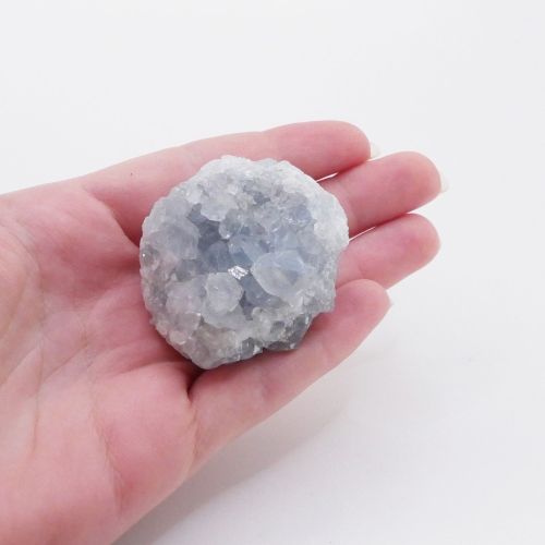 Okaz celestynu w formie szczotki krystalicznej - naturalny minerał.