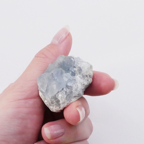 Szczotka celestynu – naturalna, surowa geoda wypełniona jasnoniebieskimi kryształami.