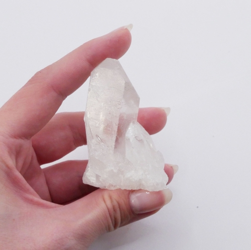 Zbliżenie na kryształ górski nr 016 – lodowa przejrzystość i naturalna geometria surowych kryształów.