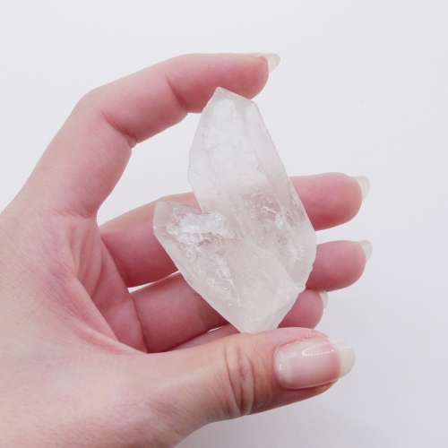 Zbliżenie na kryształ górski nr 025 – widoczne naturalne, geometryczne wierzchołki i lodowa przejrzystość minerału.