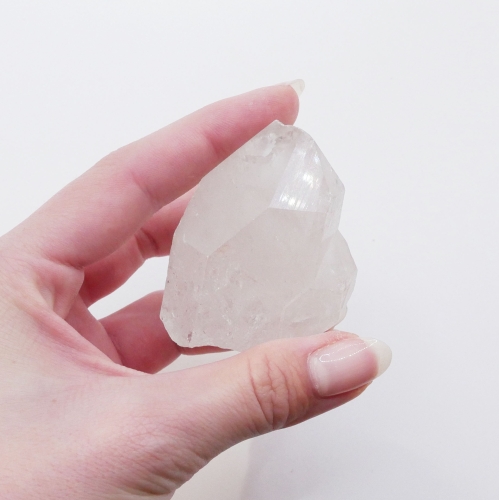 Zbliżenie na szklisty połysk i naturalne zakończenie kryształu kwarcu nr 026.