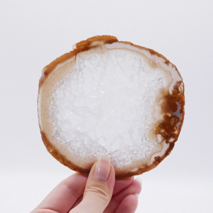 Polerowany plaster pomarańczowego agatu – naturalny minerał o unikalnym wzorze