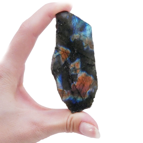 Naturalna bryłka labradorytu z częściowym polerem jako przykład unikalnego minerału.