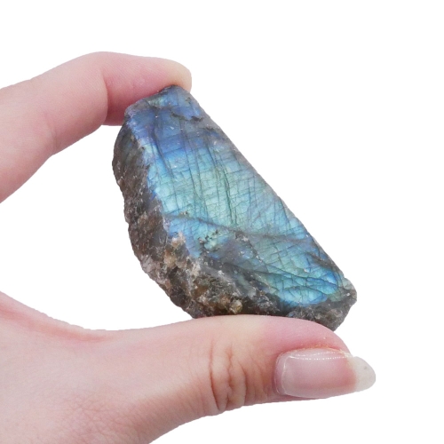 Naturalna bryłka labradorytu z częściowym polerem jako przykład unikalnego minerału.