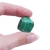 Zielony malachit otoczak nr 017 – gładki, polerowany amulet wspierający życiową transformację i czakrę serca.