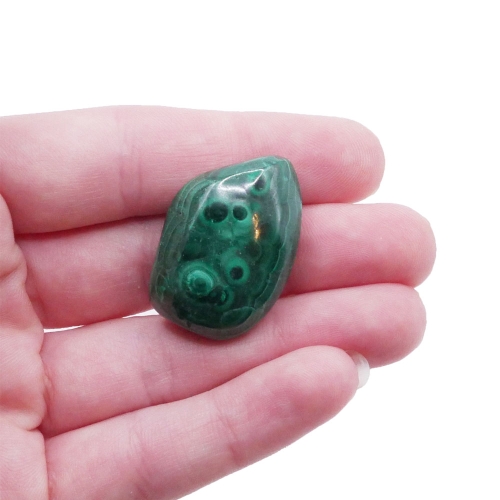 Zielony malachit otoczak nr 014 – gładki amulet osobisty wspierający rozwój duchowy i czakrę serca.