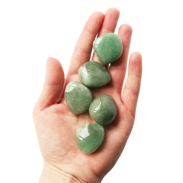 Polerowany zielony awenturyn o nieregularnym kształcie.