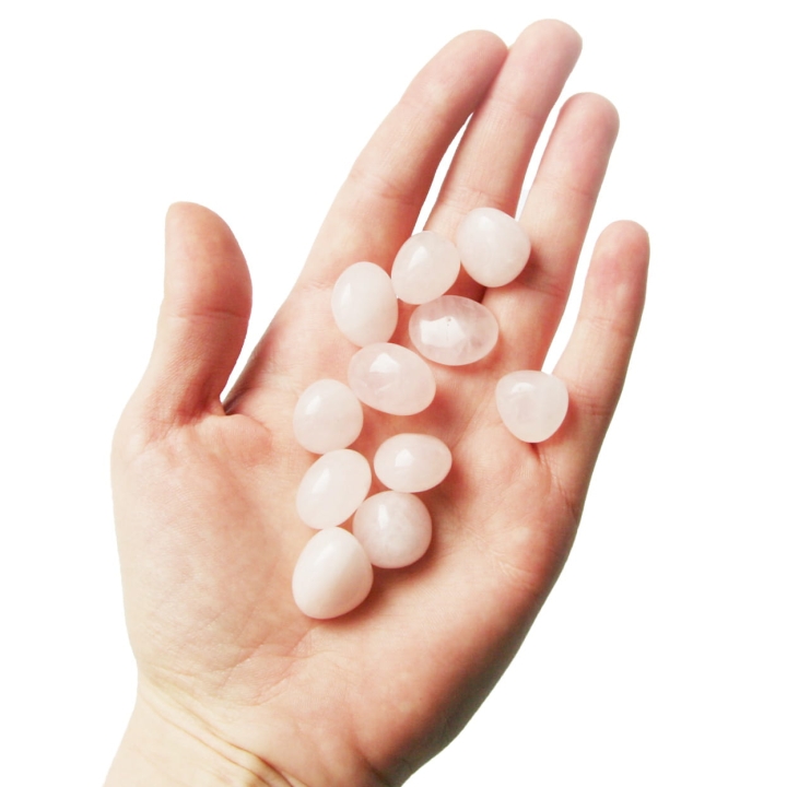 Polerowany bębnowo kwarc różowy - kamienie o średnicy 20 mm.