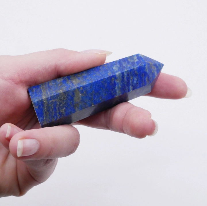 Lapis lazuli kamień – obelisk w głębokim odcieniu niebieskiego z pirytowymi inkluzjami