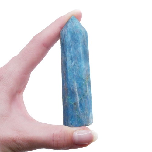 Smukły obelisk z apatytu – kolekcjonerski minerał o głębokim odcieniu