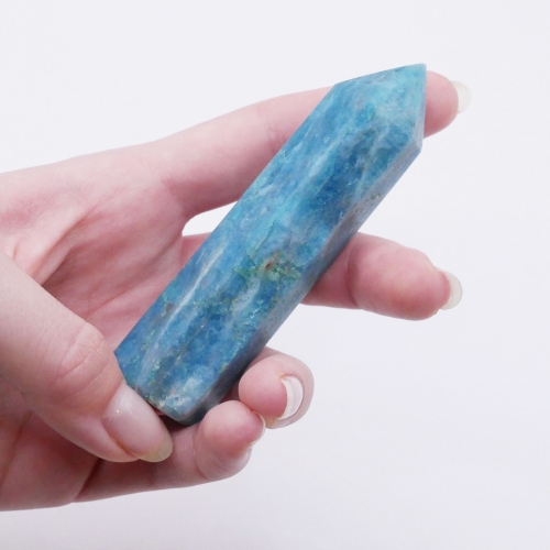 Obelisk z apatytu – intensywnie niebieski minerał o krystalicznej strukturze