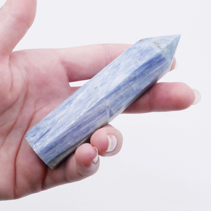 Zbliżenie na obelisk z kyanitu nr 016 – widoczna blaszkowata budowa i perłowy połysk minerału.