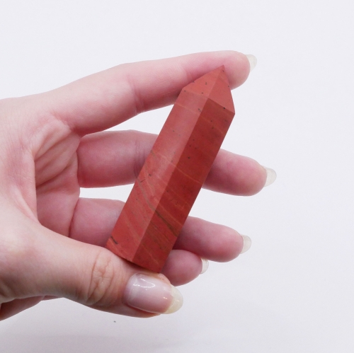 Czerwony jaspisowy obelisk - polerowana wieża mineralna.