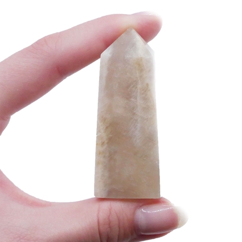 Polerowany obelisk z kamienia księżycowego o perłowym połysku na białym tle.