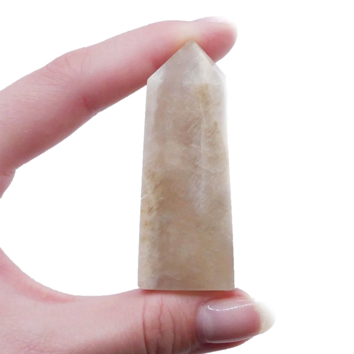 Polerowany obelisk z kamienia księżycowego o perłowym połysku na białym tle.