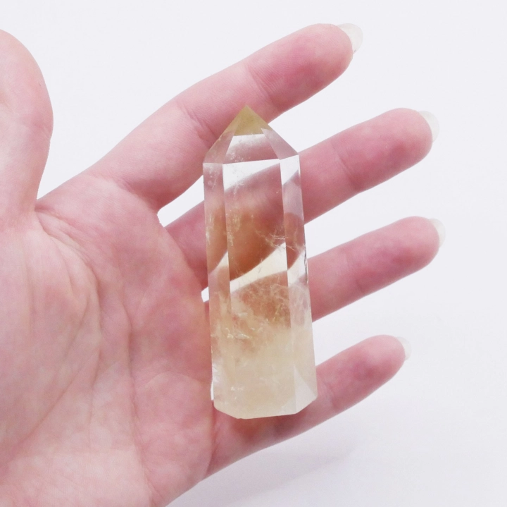 Obelisk z cytrynu - naturalny kwarc o charakterystycznym żółtym zabarwieniu.