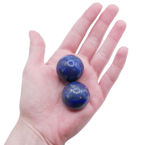Kula z lapisu lazuli 30 mm – gładki kamień w głębokim, chabrowym kolorze ze złotymi drobinkami.