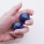 Kamienna kula lapis lazuli 30 mm – idealnie okrągła bryła o gładkim, jedwabistym połysku.