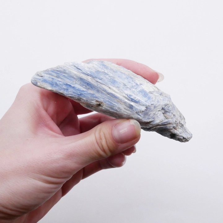 Naturalny kyanit w formie surowej bryłki – błękitny minerał wspierający komunikację i intuicję.