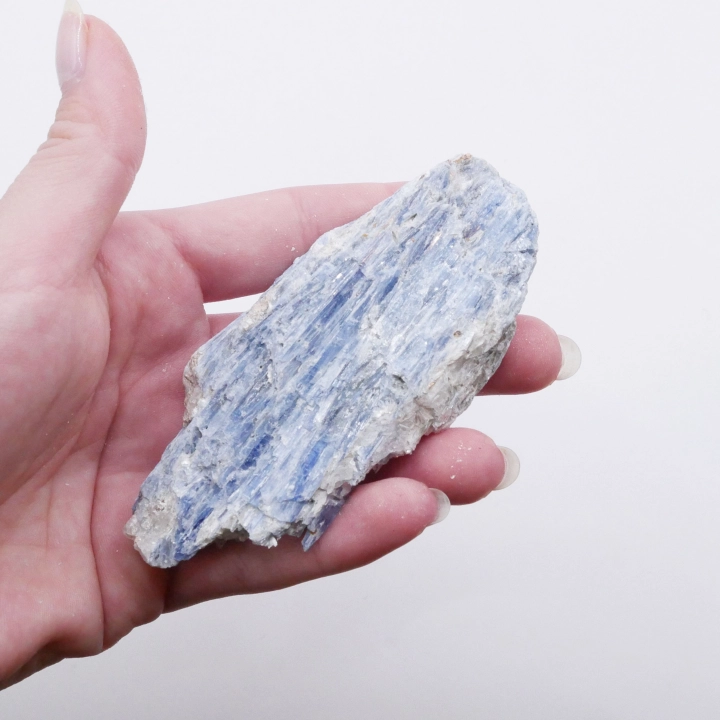 Naturalny kyanit jako kamień ochronny – surowa bryłka niegromadząca negatywnej energii, idealna na biurko.
