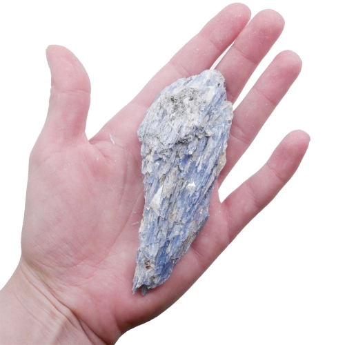 Kyanit surowy bryłka nr 018 – naturalny, niebieski minerał o wyrazistej budowie pręcikowej.