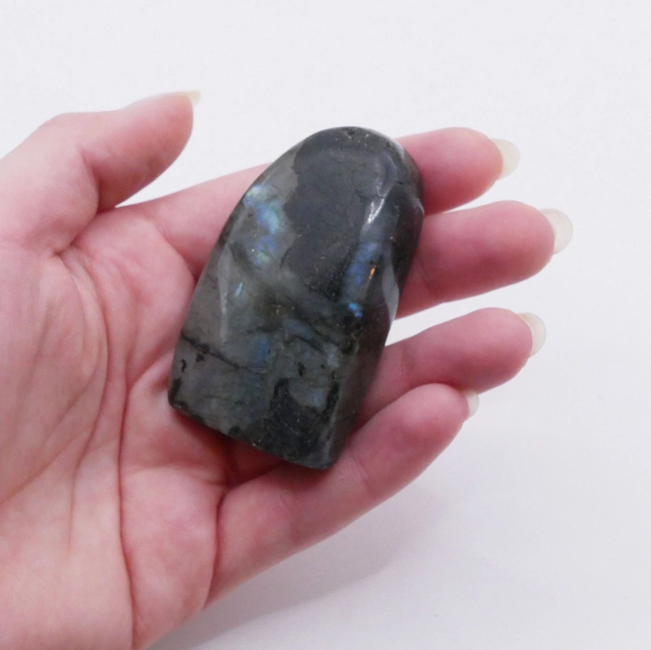 Stojąca forma ozdobna z labradorytu – minerał o wyjątkowym efekcie świetlnym
