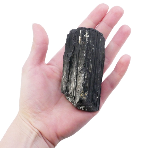 Surowa bryłka naturalnego czarnego turmalinu.
