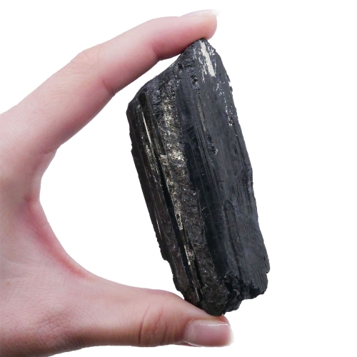 Czarny turmalin surowy – minerał o nieregularnej formie i naturalnej fakturze