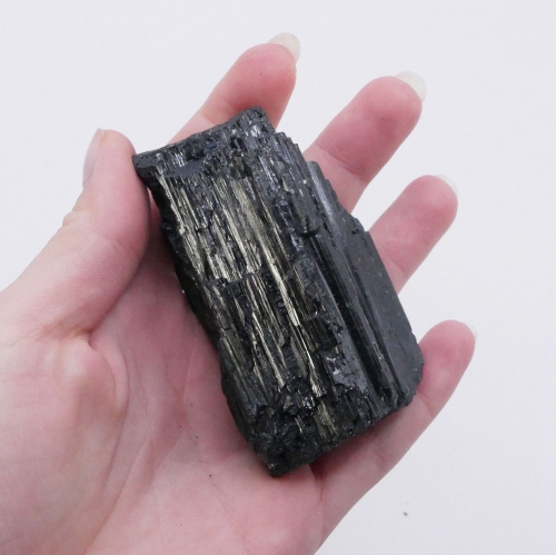 Nieoszlifowana bryłka turmalinu czarnego – surowy okaz minerału